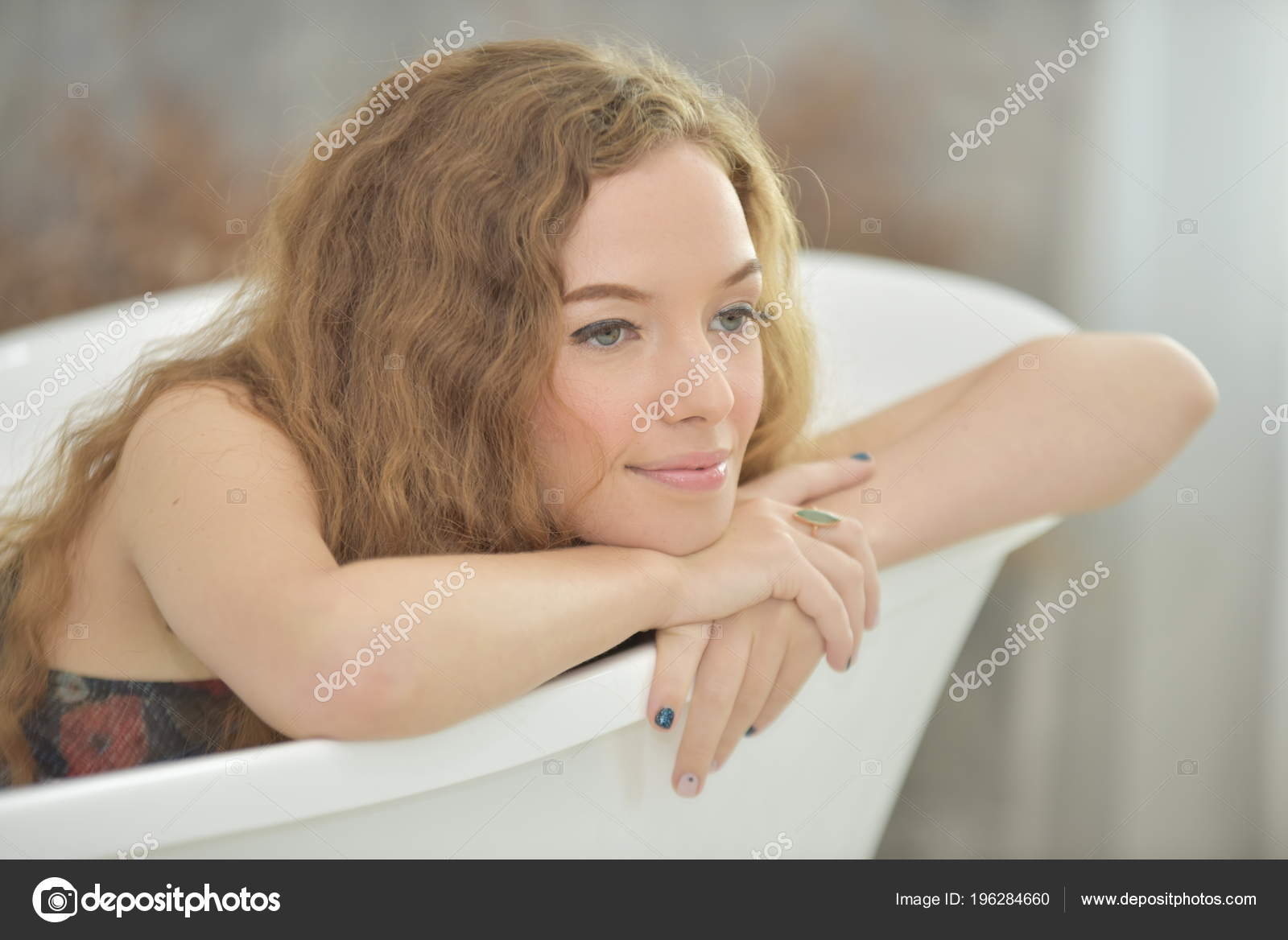 pizda-v-vannoy-komnate-s-yunoy-devushkoy-tri-lesbi