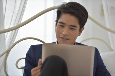 İşadamları rahat yatakta oturun.