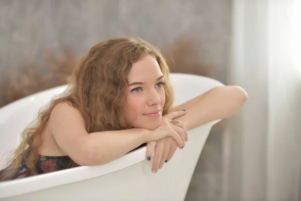 Portrait Young Woman Laying Bathtub Relaxed Time Bathroom Beautiful Woman — Stock Photo, Image