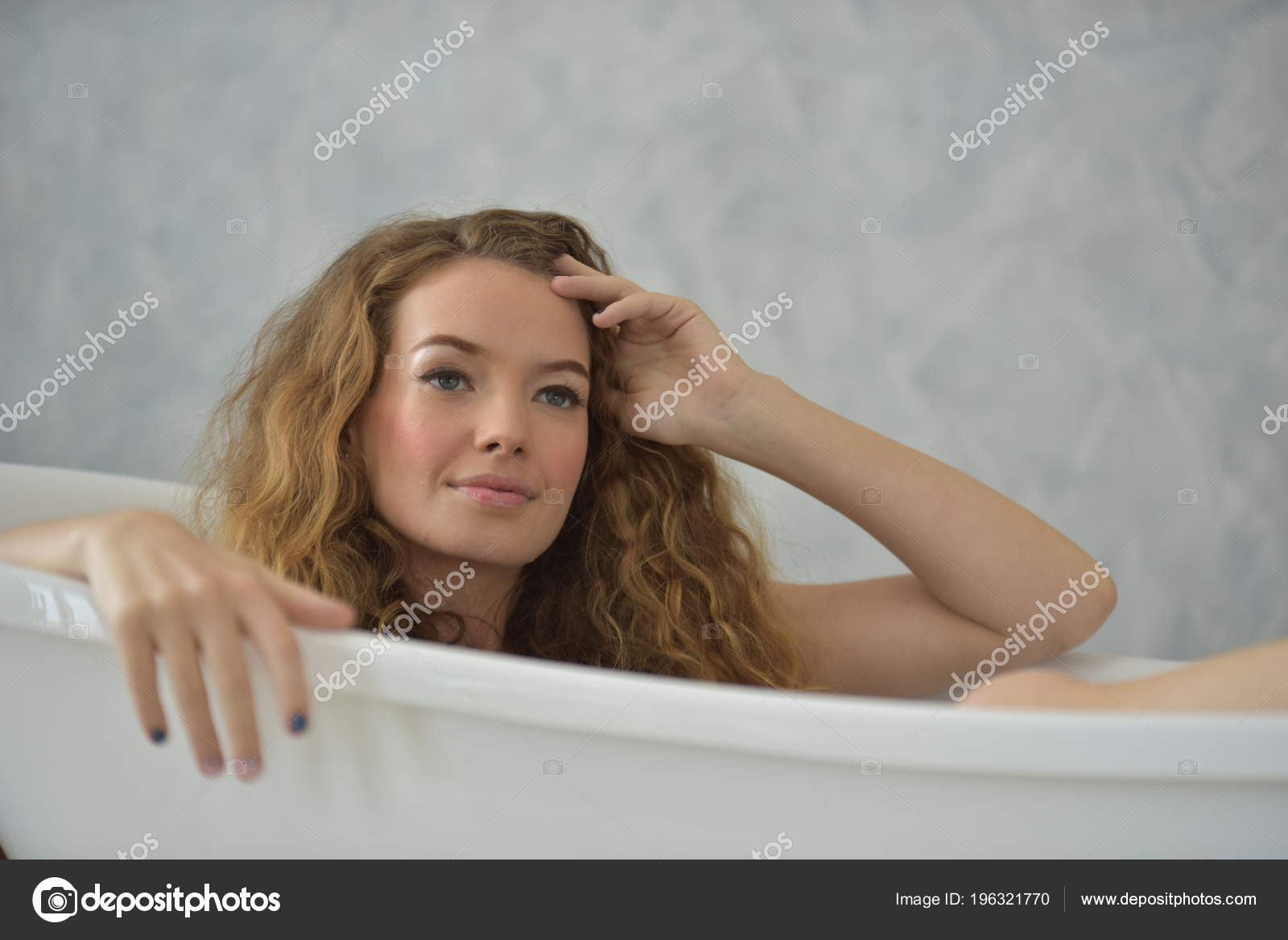 v-vannoy-komnate-s-yunoy-devushkoy