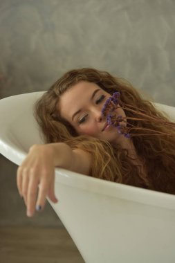Genç Seksi güzel ve mutlu kadın portresi... Genç kadın banyoda bathtub.Relaxed zamanında döşeme. Güzel kadın.