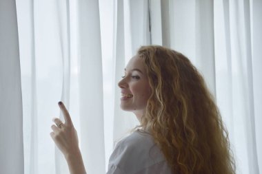 Genç Seksi güzel ve mutlu kadın portresi. Kadınlar beyaz pijamalı sabah uyandığı zaman hareketlerle Yasası.