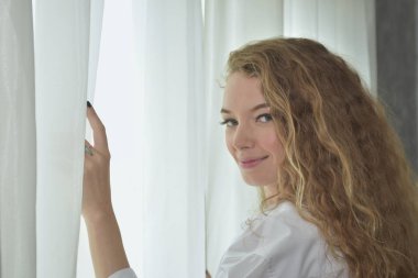 Genç Seksi güzel ve mutlu kadın portresi. Kadınlar beyaz pijamalı sabah uyandığı zaman hareketlerle Yasası.