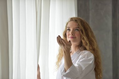  Kadınlar beyaz pijamalı sabah uyandığı zaman hareketlerle. Kadın uyandığında hareketlerle Yasası .