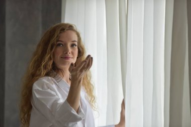  Kadınlar beyaz pijamalı sabah uyandığı zaman hareketlerle. Kadın uyandığında hareketlerle Yasası .