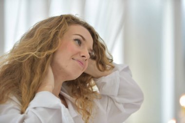 Ticari işbirliği. Güvenilirlik ortaklık ve işbirliği kavramı. iş. İyi bir anlaşma. Çalışma evinde otururken el sıkışan iki iş adamları yakın çekim.