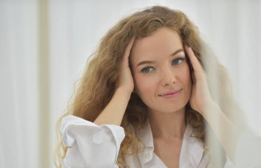 Ticari işbirliği. Güvenilirlik ortaklık ve işbirliği kavramı. iş. İyi bir anlaşma. Çalışma evinde otururken el sıkışan iki iş adamları yakın çekim.