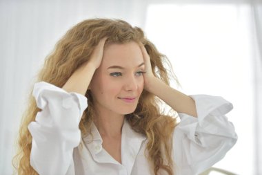 Genç Seksi güzel ve mutlu kadın portresi. Kadınlar beyaz pijamalı sabah uyandığı zaman hareketlerle Yasası.