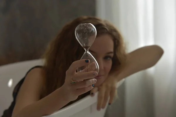 Retrato Uma Jovem Mulher Deitada Bathtub Relaxed Tempo Banheiro Mulher — Fotografia de Stock