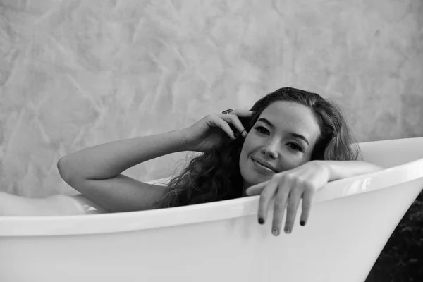 Portrait Young Sexy Beautiful Happy Woman Young Woman Laying Bathtub — Stock Photo, Image
