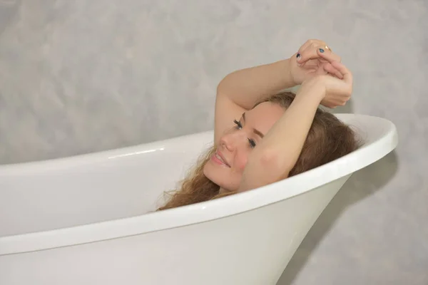 Egy Fiatal Szexi Szép Boldog Portréja Fiatal Szóló Bathtub Relaxed — Stock Fotó