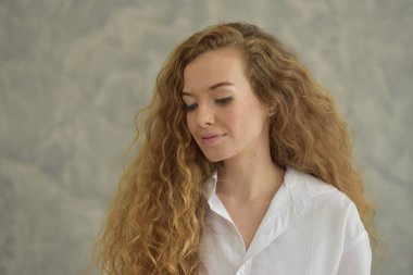 Güzel bir kızın beyaz pijamalı portre rahat bir tatil ile rahatlatıcı. Kadın sadece uyan el germe ile. Sabah streç. Sadece biraz daha zaman bed.young kadın bathtub.relaxed zamanında banyo döşeme. Güzel kadın.