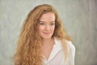 Genç, güzel ve mutlu bir kadının portresi.