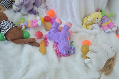 yatakta renkli çocuk oyuncakları