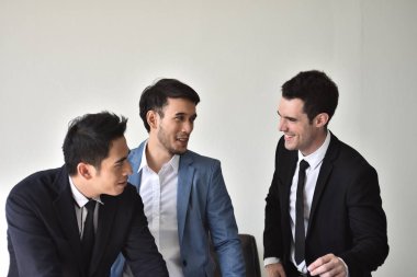 Grup fotoğrafları yeni Businessmenemployees ya da iş adamları iyi haber almak için memnun. Ticari işbirliği. Güvenilirlik ortaklık ve işbirliği kavramı. iş