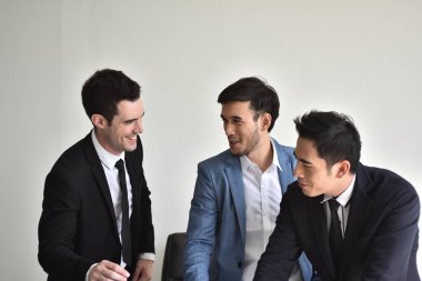 Grup fotoğrafları yeni Businessmenemployees ya da iş adamları iyi haber almak için memnun. Ticari işbirliği. Güvenilirlik ortaklık ve işbirliği kavramı. iş
