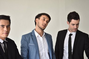 İşadamları bir plan buluşuyoruz. Yakında büyük bir proje. Fotoğraf yakışıklı işadamı. Çalışanlar veya iş adamları iyi haber almak için memnun.