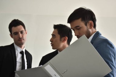 Ticari işbirliği. Güvenilirlik ortaklık ve işbirliği kavramı. iş. İyi bir anlaşma. Çalışma evinde otururken el sıkışan iki iş adamları yakın çekim.