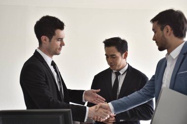 Ticari işbirliği. Güvenilirlik ortaklık ve işbirliği kavramı. iş. İyi bir anlaşma. Çalışma evinde otururken el sıkışan iki iş adamları yakın çekim.