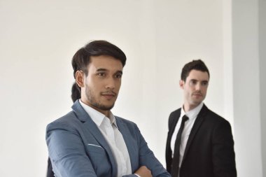 İşadamları bir plan buluşuyoruz. Yakında büyük bir proje. Fotoğraf yakışıklı işadamı. Çalışanlar veya iş adamları iyi haber almak için memnun.