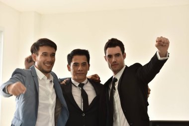 Ticari işbirliği. Güvenilirlik ortaklık ve işbirliği kavramı. iş. İyi bir anlaşma. Çalışma evinde otururken el sıkışan iki iş adamları kapatın. Takım toplantısı analizi, mühendislerimizin kavramı planlama beyin fırtınası.