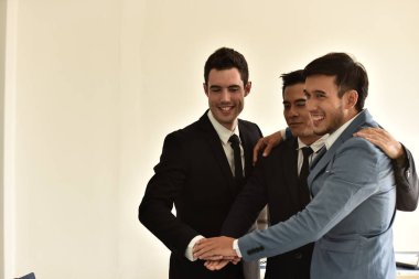 İşadamları bir plan buluşuyoruz. Yakında büyük bir proje. Fotoğraf yakışıklı işadamı. Çalışanlar veya iş adamları iyi haber almak için memnun.