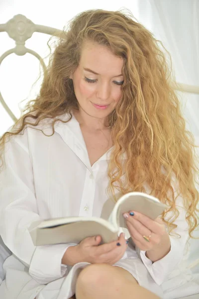 Retrato Uma Linda Menina Pijama Branco Relaxando Com Umas Férias — Fotografia de Stock