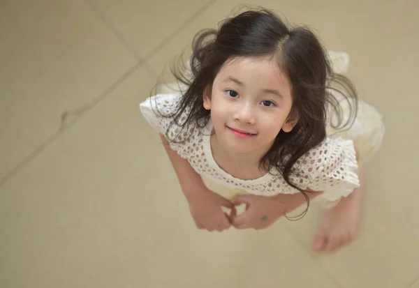 Hermosa Pequeña Niña Mirando Hacia Arriba — Foto de Stock