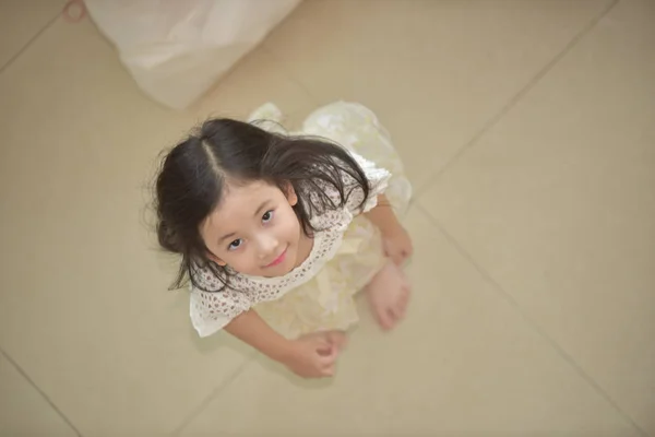 Hermosa Pequeña Niña Mirando Hacia Arriba — Foto de Stock