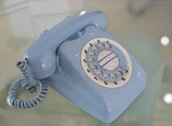 Klassieke Wijzerplaat Een Klassieke Telefoon Geplaatst Een Glazen Tafel — Stockfoto