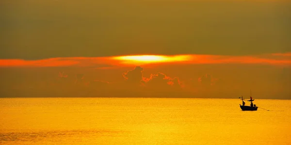 Deniz Altın Gökyüzü Günbatımı Küçük Balıkçı Tekneleri Sabahın Erken Saatlerinde — Stok fotoğraf