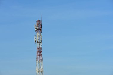 Kablosuz iletişim anteni ile sunbright gökyüzü. Telekomünikasyon kule mavi gökyüzü ile antenler ile.