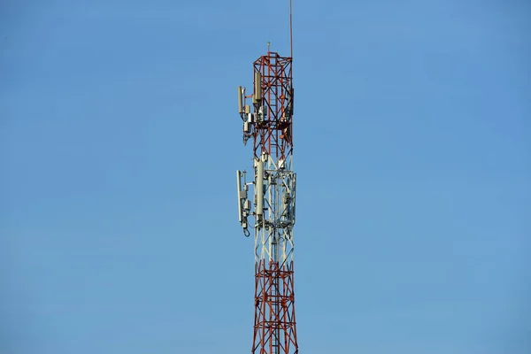 Vezeték Nélküli Kommunikációs Antenna Sunbright Távközlési Torony Antennák Kék Sky — Stock Fotó