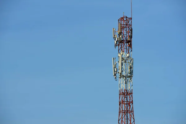 Bezprzewodowa Komunikacja Anteny Sunbright Niebo Wieża Telekomunikacyjna Anteny Błękitnego Nieba — Zdjęcie stockowe