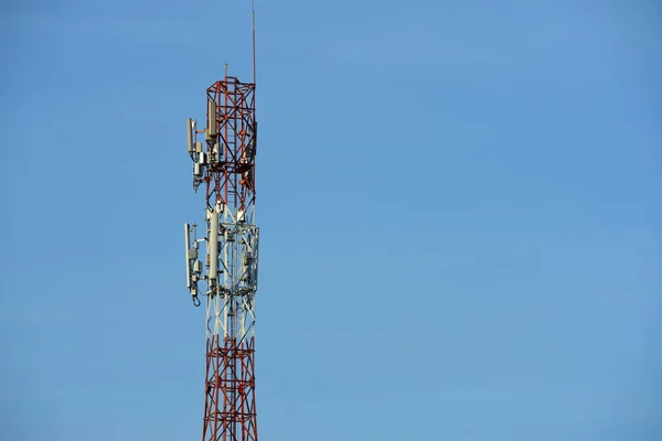 Bezdrátové Komunikační Anténa Sunbright Obloha Telekomunikační Věž Anténami Modrou Oblohou — Stock fotografie