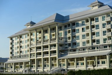 Modern yapı güneşli bir günde. Yakın Chaaum Tayland Bina Modern beyaz Danimarka konut kat mülkiyeti.