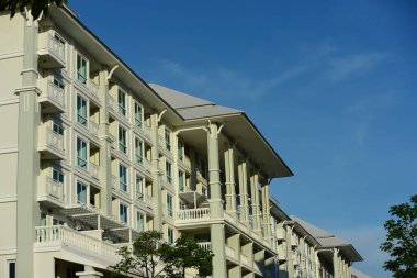 Modern yapı güneşli bir günde. Yakın Chaaum Tayland Bina Modern beyaz Danimarka konut kat mülkiyeti.