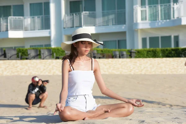 Pareja Joven Ejercicio Haz Yoga Playa Salta Playa Amanecer Temprano — Foto de Stock