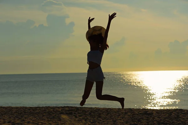 Молодая Пара Упражнения Прыгать Пляже Рано Утром Восход Солнца Красивым — стоковое фото