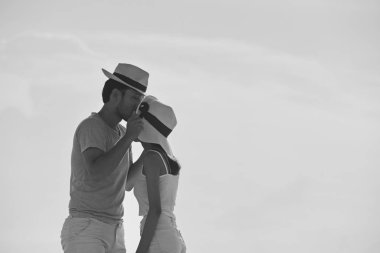 Genç çift egzersiz ve sabah erken sunrise plajda atlamak. Güzel sarı gökyüzü ile