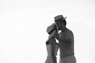 Genç çift egzersiz ve sabah erken sunrise plajda atlamak. Güzel sarı gökyüzü ile