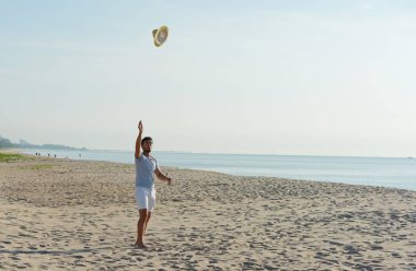 Genç çift egzersiz ve sabah erken sunrise plajda atlamak. Güzel sarı gökyüzü ile