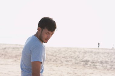 Genç çift egzersiz ve sabah erken sunrise plajda atlamak. Güzel sarı gökyüzü ile