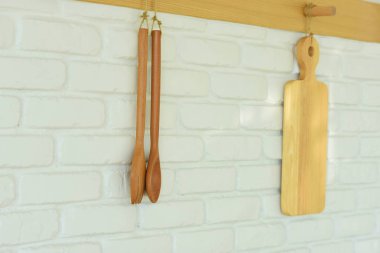 Ahşap yemek mutfak eşyaları bekle restoranda kapağı yan ve dekorasyon.