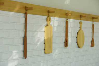 Ahşap yemek mutfak eşyaları bekle restoranda kapağı yan ve dekorasyon.