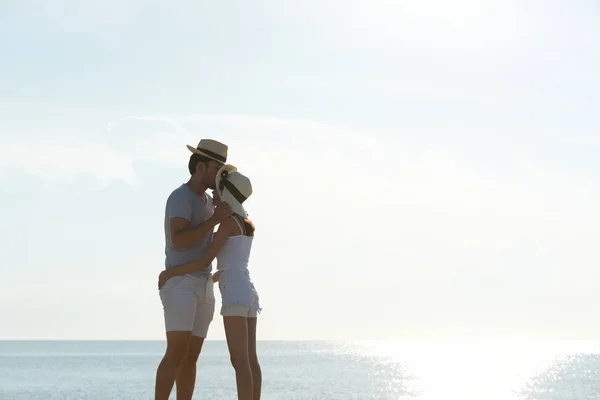 Pareja Joven Haga Ejercicio Salte Playa Madrugada Del Amanecer Con —  Fotos de Stock