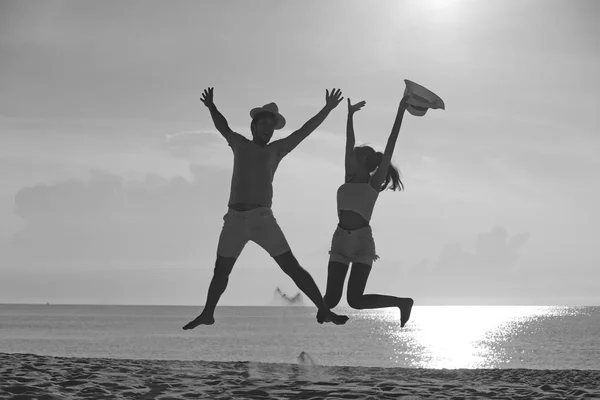 Молодая Пара Упражнения Прыгать Пляже Рано Утром Восход Солнца Красивым — стоковое фото