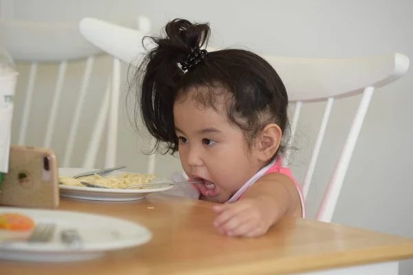 Niña Está Comiendo Comida Deliciosa Boca Está Llena Manchas — Foto de Stock