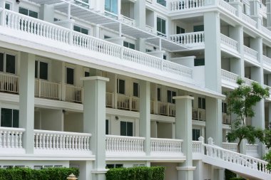 Modern yapı güneşli bir günde. Yakın Chaaum Tayland Bina Modern beyaz Danimarka konut kat mülkiyeti.