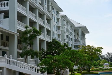 Modern yapı güneşli bir günde. Yakın Chaaum Tayland Bina Modern beyaz Danimarka konut kat mülkiyeti.
